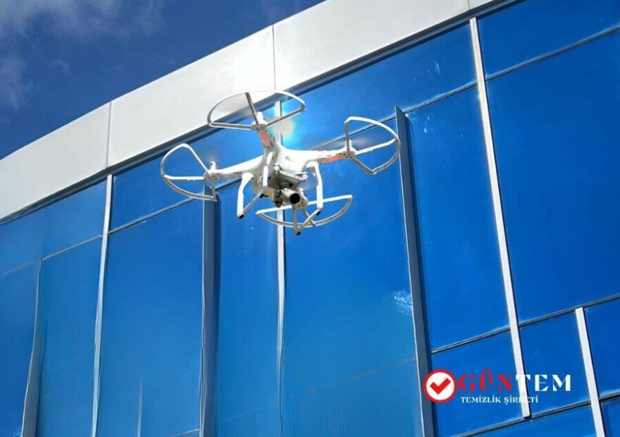 Drone ile cam temizliği çalışması