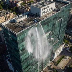 Drone ile plaza cam temizliği