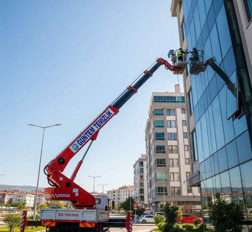 Sepetli vinç erişimi ile Büyükdere Cad. dış cephe temizliği hizmeti