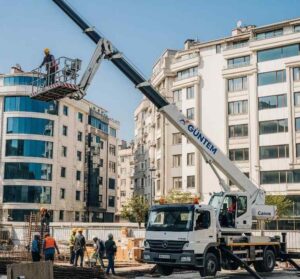 Vinçli platform erişimi ile Okmeydanı dış cephe temizliği hizmeti