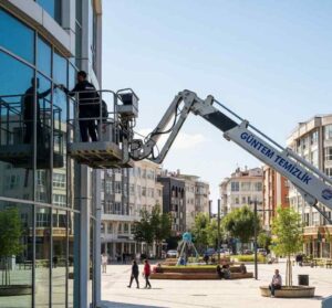 Sepetli vinç erişimi ile İkitelli OSB dış cephe cam temizliği hizmetleri