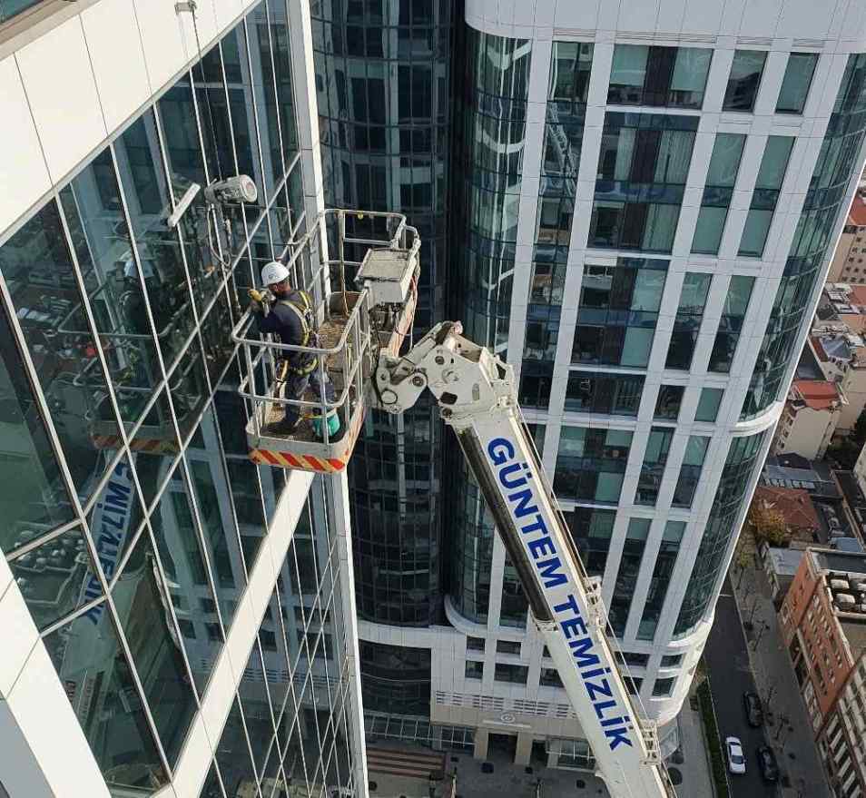 Vinçle erişim yöntemi ile Başakşehir Başak mahallesi dış cephe temizliği hizmeti