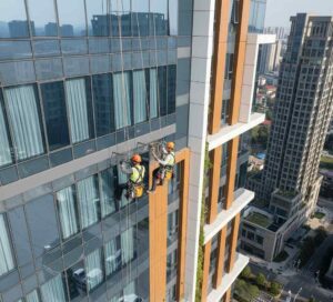 İp erişim uzmanları modern gökdelenlerde bakım yapıyor