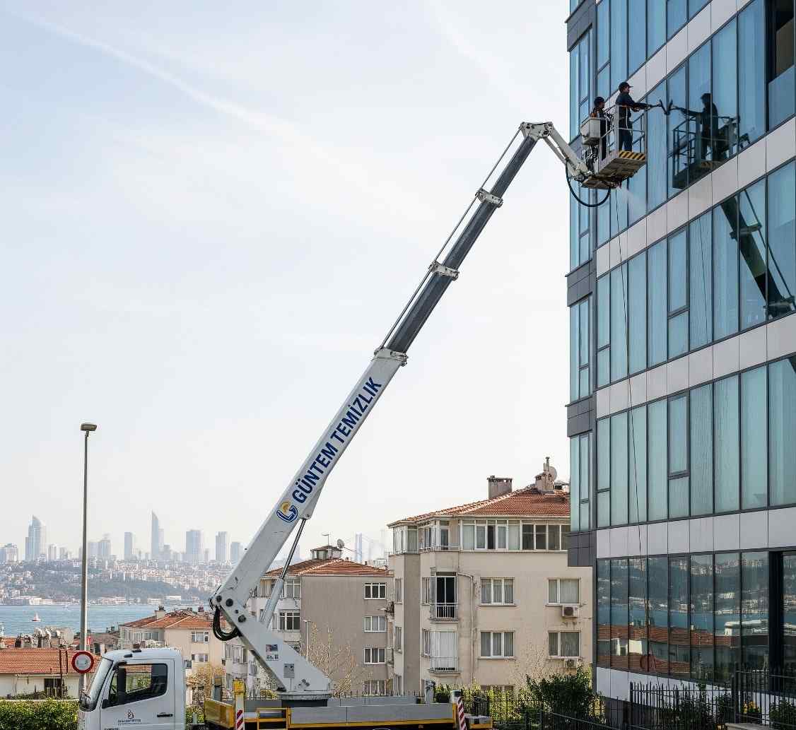 Sepetli vinçle Ümraniye dış cephe temizliği hizmetleri - Güntem Temizlik