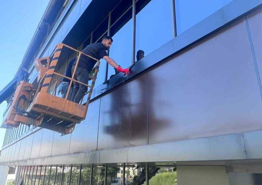 Sepetli vinçle dış cephe temizliği çalışmaları