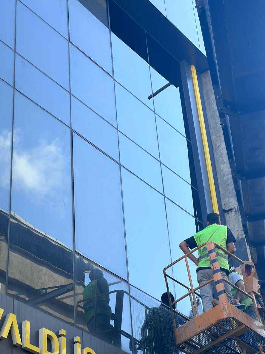Vinçli platform ile dış cephe temizlik çalışmaları