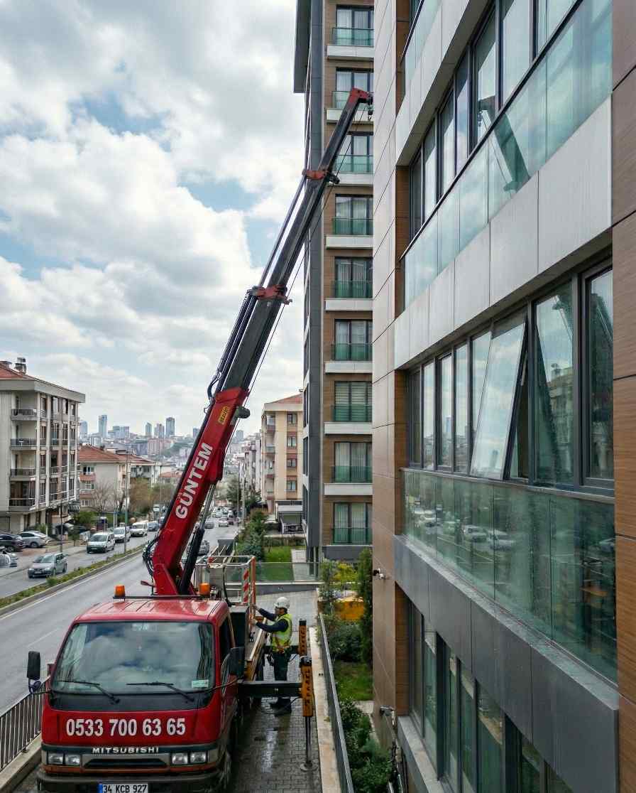 Geleneksel vinçle erişim ile dış cephe temizliği