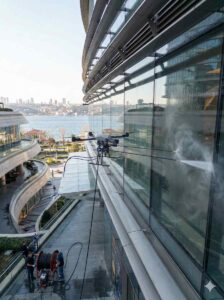 Caddebostan'da drone ile plaza cam temizliği hizmetleri