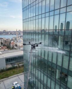 Drone ile üniversite binası dış cam temizliği