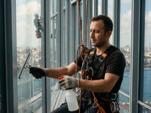 Okul binasında dış cephe cam temizliği çalışmaları