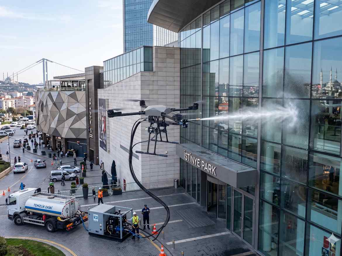 Drone il saf su uygulamasıyla yapılan dış cephe cam temizlik çalışması