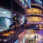 Gece yapılan AVM dış cephe temizliği çalışmaları