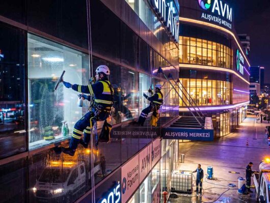 Gece yapılan AVM dış cephe temizliği çalışmaları