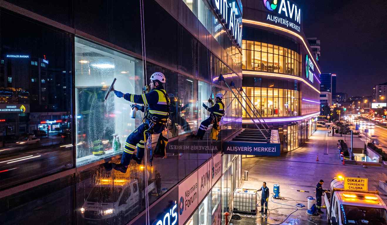 Gece yapılan AVM dış cephe temizliği çalışmaları
