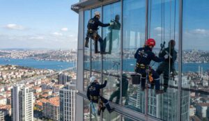 Modern binaların dış cephe temizlik ve bakım çalışmaları