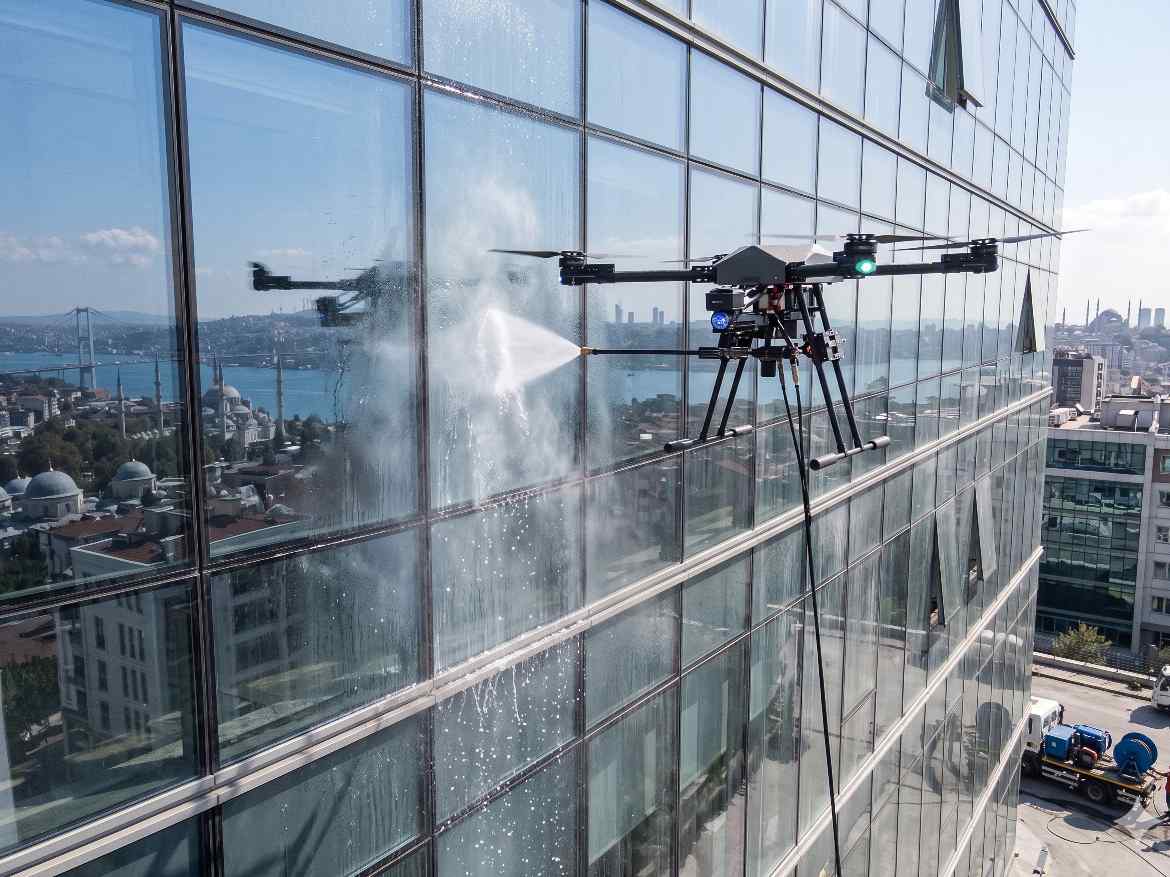 Profesyonel temizlik dronu ile dış cephe temizlik çalışması