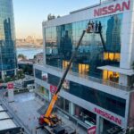 Yoğun trafikli bölgede dış cephe temizlik çalışmaları