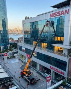 Yoğun trafikli bölgede dış cephe temizlik çalışmaları