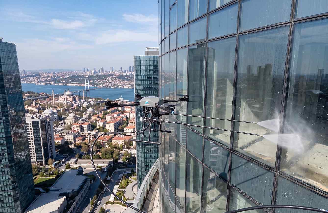 Drone ile cam cephe temizliği çalışmaları