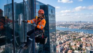 İp erişimi yöntemi ile Yenisahra dış cephe cam temizliği