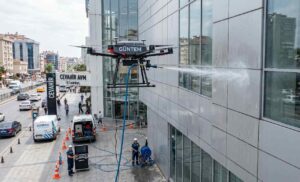 Drone ile alüminyum kompozit panel temizliği