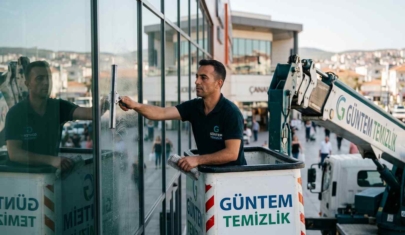 Plaza cam temizliği çalışması