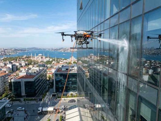 Drone ile cephe temizliği operasyonu