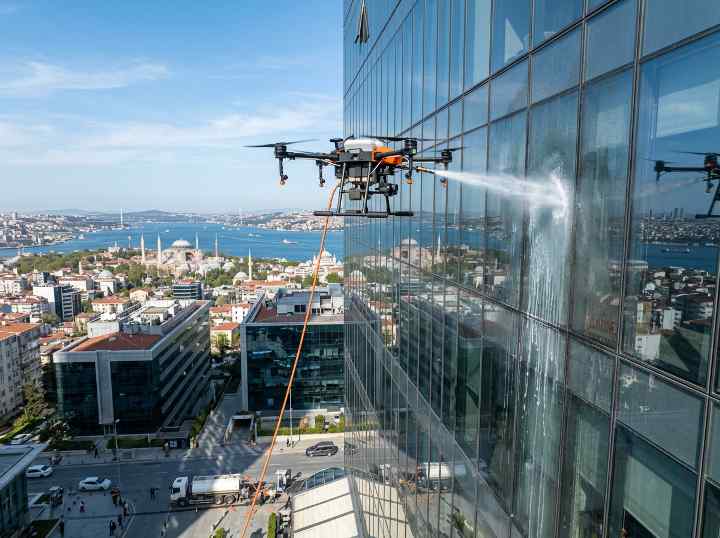 Drone ile cephe temizliği operasyonu