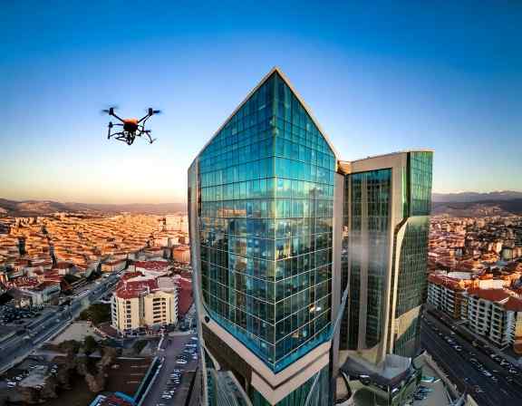 Drone ile dış cephe yıkama çalışması